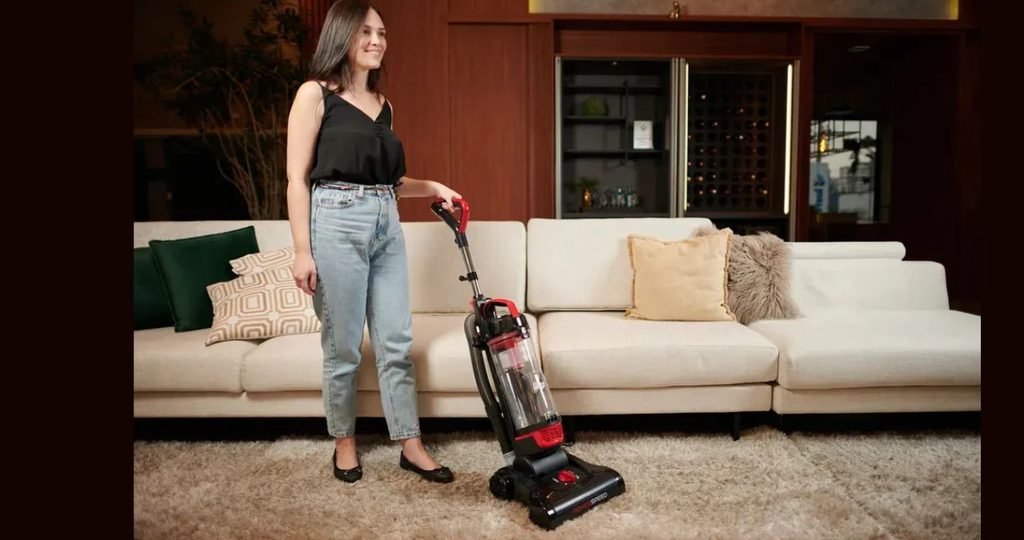 Como Escolher Aspirador WAP: Guia Completo por Tipo, Potência, Filtro e Uso para Comprar o Modelo Ideal em 2026 3 Comparação entre aspirador vertical com cabo ligado na tomada e aspirador vertical sem fio no suporte de carregamento