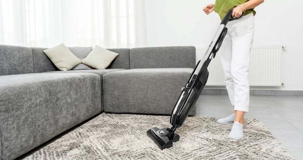 Aspirador Philco: Guia Completo com Modelos, Potência, Filtros e Como Escolher o Ideal em 2026 7 Bocal com escova, bocal para frestas e aspirador portátil dispostos sobre superfície branca